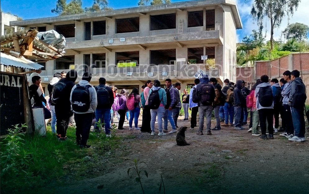 ESTUDIANTES DEL INSTITUTO TECNOLÓGICO DE HUACCANA TOMAN LOCAL INCONCLUSO Y LO ACONDICIONAN CON SUS PROPIOS MEDIOS